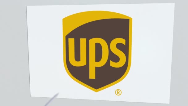 Tiro con l'arco freccia rompe lastra di vetro con logo aziendale UPS. Questione aziendale animazione editoriale concettuale — Video Stock