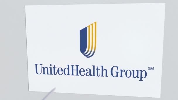 Das Firmenlogo der unitedhealth group wird von einem Pfeil getroffen. Unternehmenskrise konzeptionelle redaktionelle Animation — Stockvideo