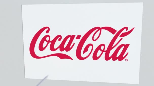 Логотип компании COCA-COLA был взломан стрелой из лука. Концептуальная редакционная анимация корпоративных проблем — стоковое видео