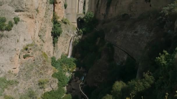 Ünlü yüksek Puente Nuevo köprüden kanyon. Ronda, İspanya — Stok video