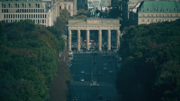 Přeplněné turistické místo poblíž slavné Braniborská brána, jeden z Nejnavštěvovanější památky v Berlíně, Německo — Stock video