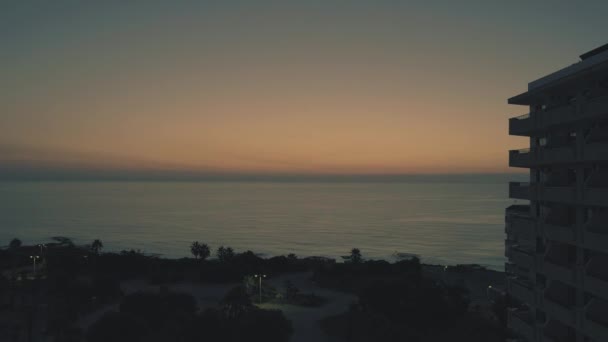 Vista al mar del amanecer vista desde un hotel español frente a la playa. Video de lapso de tiempo — Vídeos de Stock