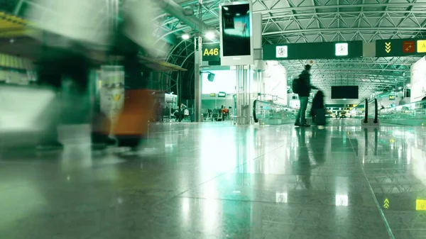 Onherkenbaar passagiers lopen in generieke luchthaventerminal. Lange belichtingstijd shot — Stockfoto