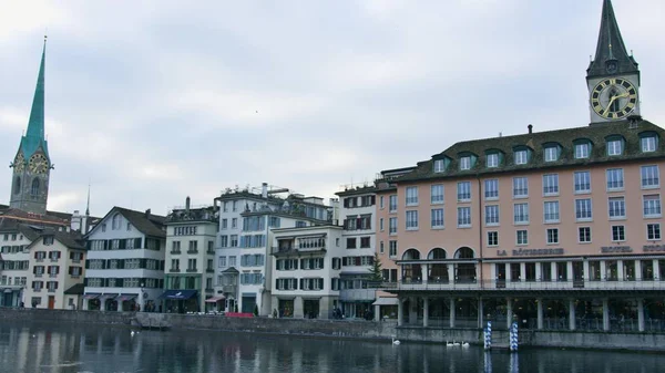 Zürih, İsviçre - 15 Aralık 2018. Wuhre Limmat Nehri setin şehir merkezinde — Stok fotoğraf