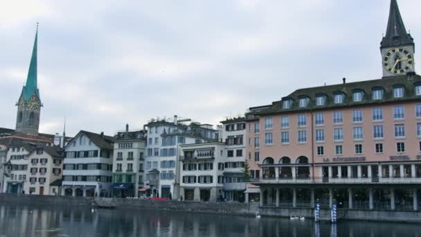 Zürich, Zwitserland - 15 December 2018. Slow motion pan schot van Wuhre Limmat rivier embankment in centrum van de stad — Stockvideo