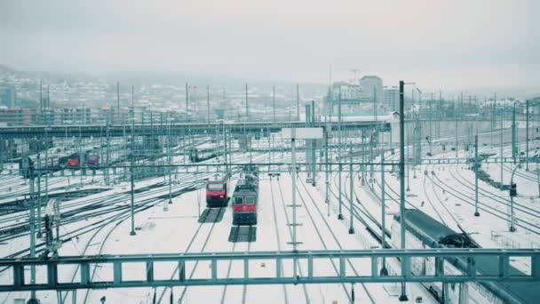 Τρένα και πολλές σιδηροδρομικές γραμμές στο χιόνι στη Ζυρίχη, Ελβετία — Αρχείο Βίντεο