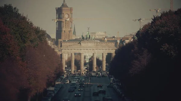 著名的勃兰登堡门和拉特拉斯拉陶斯, 市政厅。柏林, 德国 — 图库照片