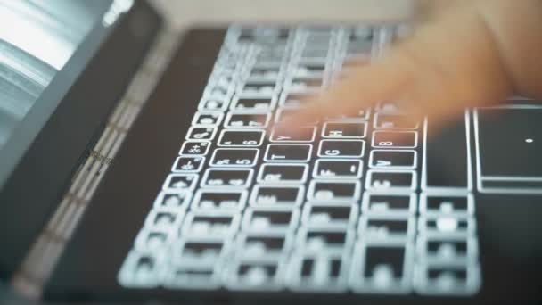 Bebé tratando de escribir en el teclado de ordenador moderno — Vídeos de Stock
