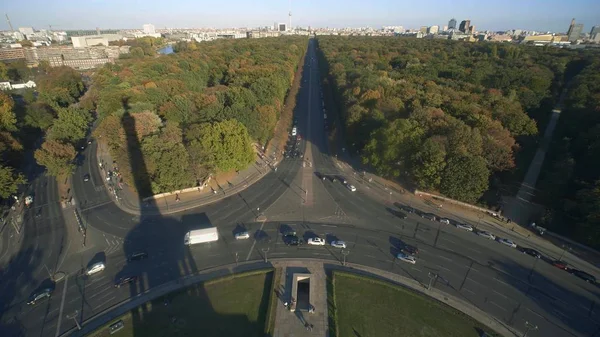 Porte de Brandebourg et tour de télévision vues depuis le pont d'observation de la colonne Victory. Berlin, Allemagne — Photo