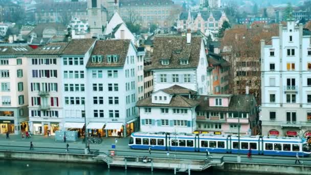 Zürich, Schweiz - 15. Dezember 2018. stadtbahn fährt den Limmatdamm entlang — Stockvideo