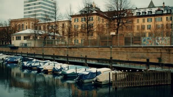 Atracado y cubierto para la temporada de invierno barcos a motor en el río Limmat. Zurich, Suiza — Vídeos de Stock