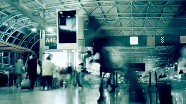 Tidsfördröjning för av en upptagen trångt generiska flygplatsterminalen. Lång exponering rörelseoskärpa — Stockvideo