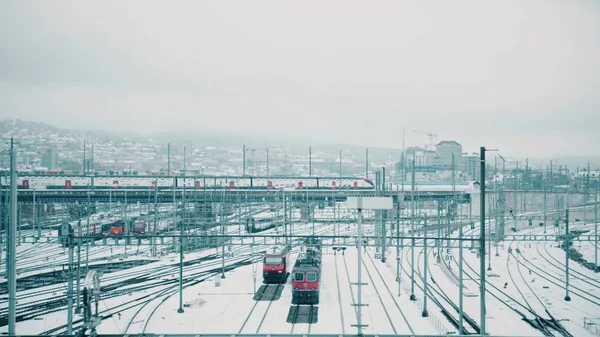 Поезда и железнодорожные пути в снегу. Цюрих, Швейцария — стоковое фото