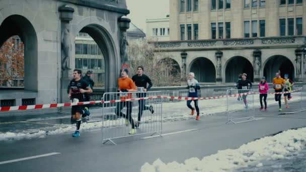 ZURICH, SUISSE - 16 DÉCEMBRE 2018. Coureurs de marathon de la ville, tir au ralenti — Video