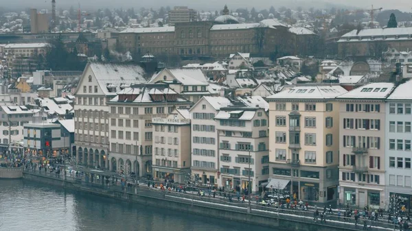 ZURICH, SUIZA - 16 DE DICIEMBRE DE 2018. Corredores de maratón de la ciudad en el dique del río Limmat — Foto de Stock