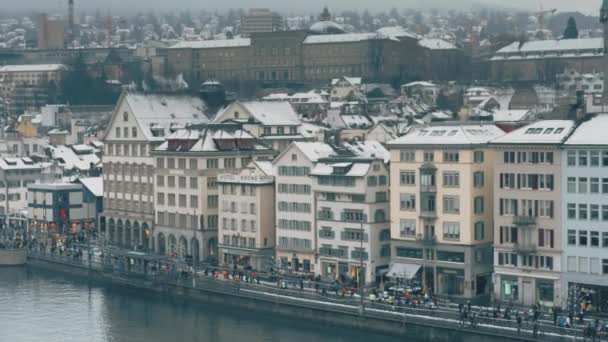 ZURICH, SUISSE - 16 DÉCEMBRE 2018. Marathoniens de la ville sur le remblai de la rivière Limmat — Video