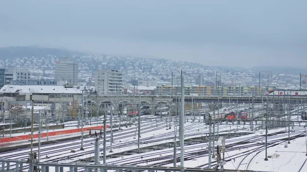 Treni e binari ferroviari sulla neve a Zurigo, Svizzera — Foto Stock