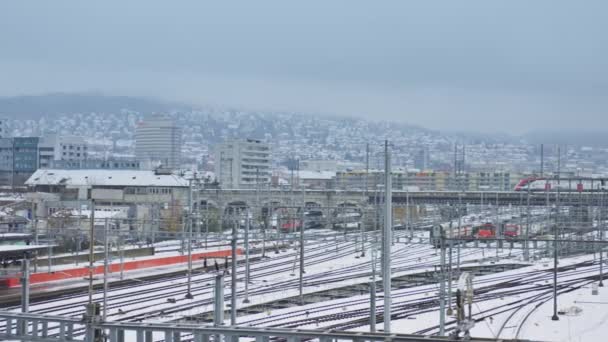 Treni e binari ferroviari sulla neve a Zurigo, Svizzera — Video Stock