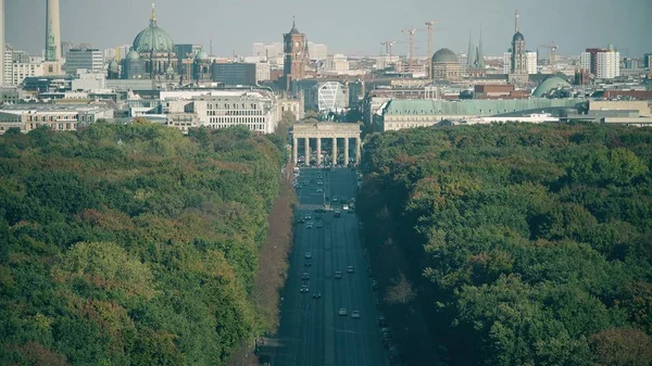 Lente de teleobjetivo con los hitos más visitados de Berlín: Puerta de Brandeburgo, Berlín y Torre de TV. Alemania — Foto de Stock