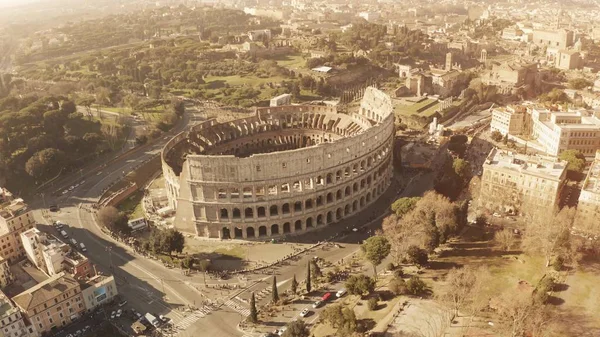 A légi felvétel a zsúfolt a híres Colosseum vagy a Colosseum amfiteátrum, Róma, Olaszország — Stock Fotó