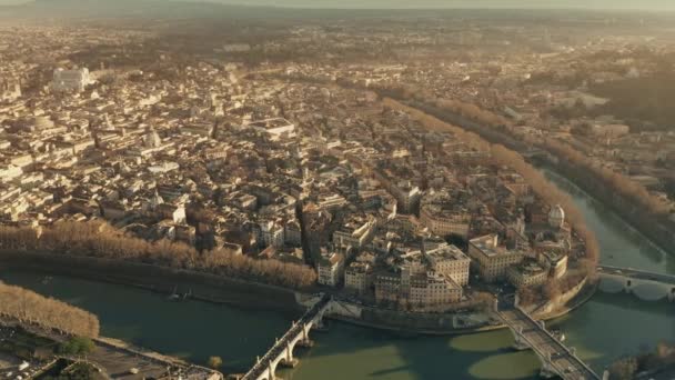 Flygfoto av floden Tibern och romerska stadsbilden mot berömda torget Piazza Navona på kvällen. Rom, Italien — Stockvideo