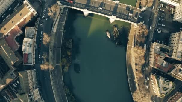 Letecký Pohled Shora Dolů Řeku Tiberu Náspy Zahrnující Slavný Most — Stock video