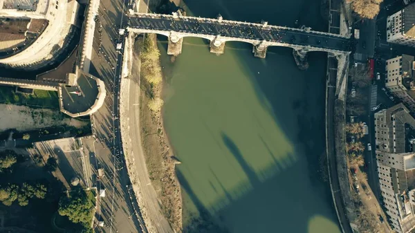 Antenne boven naar beneden van uitzicht op de rivier de Tiber en taluds met betrekking tot de beroemde Ponte Santangelo-brug en het kasteel. Rome, Italië — Stockfoto