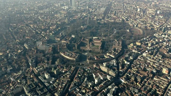 A légi felvétel a Castello Sforzesco kastélytól és a Sempione Park, Milánó, Olaszország — Stock Fotó