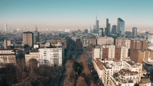 ミラノ, イタリア - 2019 年 1 月 5 日。都市景観内にポルタ ・ ヌオーヴァ ビジネス地区の高層ビルの空撮 — ストック動画