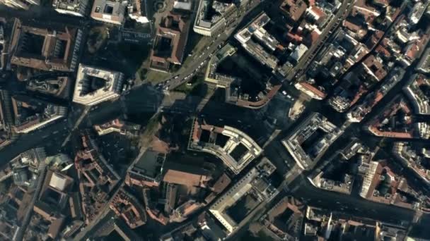 Εναέρια πάνω προς τα κάτω άποψη από την πόλη στους δρόμους και τα σπίτια μοτίβο στο κέντρο του Μιλάνο, Ιταλία — Αρχείο Βίντεο