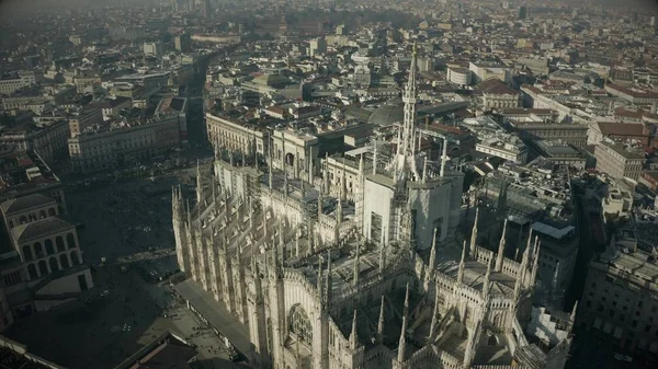 Flygfoto över Duomo di Milano eller Milanos katedral, största landmärke i centrum av staden. Italien — Stockfoto