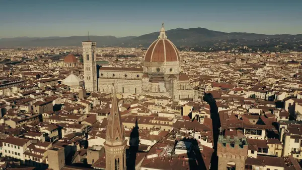 Letecký pohled na slavné katedrály ve Florencii nebo Cattedrale di Santa Maria del Fiore, mezník velké město. Itálie — Stock fotografie