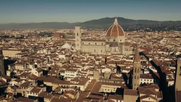 Hava görünümünü ünlü Floransa Katedrali veya Cattedrale di Santa Maria del Fiore, büyük kentin simgelerinden. İtalya — Stok video