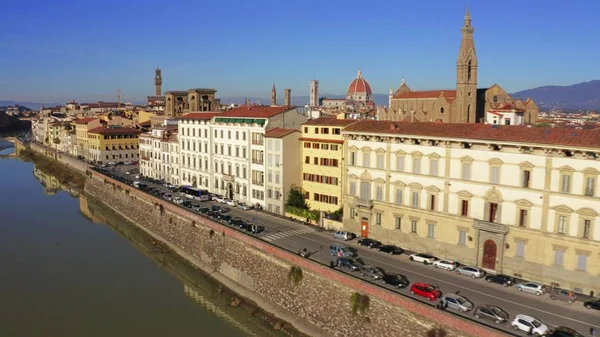 Légifelvételek az Arno folyó part felé a firenzei dóm, vagy a székesegyház di Santa Maria del Fiore. Olaszország — Stock Fotó