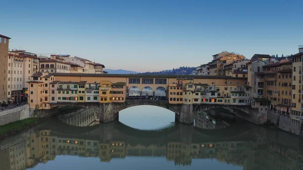 Letecký snímek od mostu Ponte Vecchio ve Florencii, Itálie — Stock fotografie