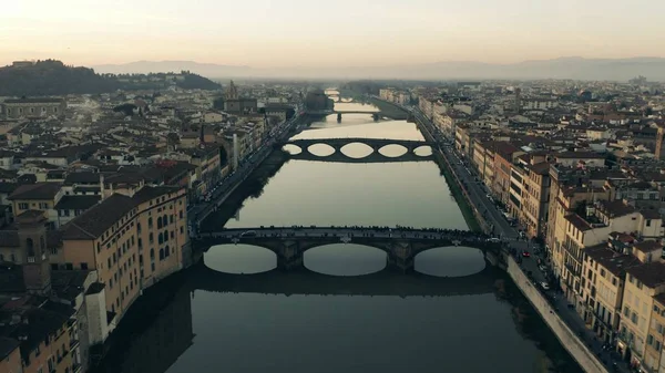 Widok z lotu ptaka mosty i budynki we Florencji w godzinach wieczornych, Włochy — Zdjęcie stockowe