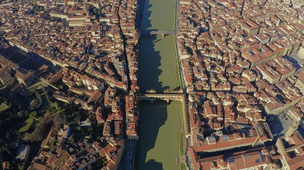 Letecký pohled na slavné mostu Ponte Vecchio ve Florencii panoráma, Itálie — Stock fotografie
