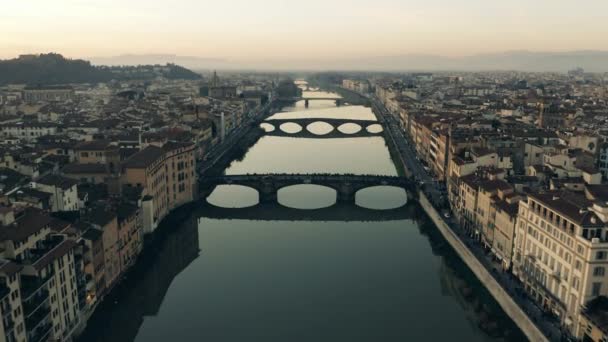 橋や夜には、イタリアのフィレンツェの建物の空中写真 — ストック動画