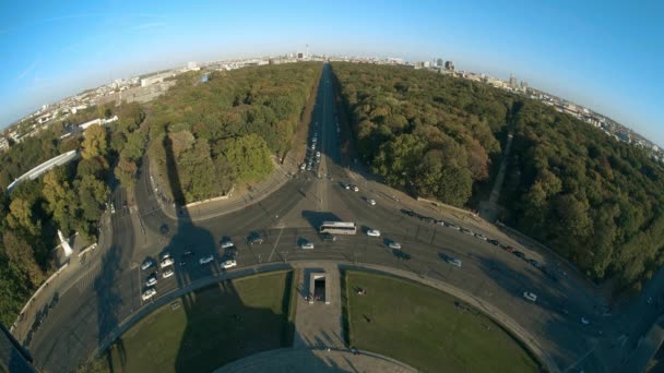 Brandenburger Tor en de Tv-toren en de overwinning kolom schaduw, fisheye-lens geschoten. Berlin, Duitsland — Stockvideo