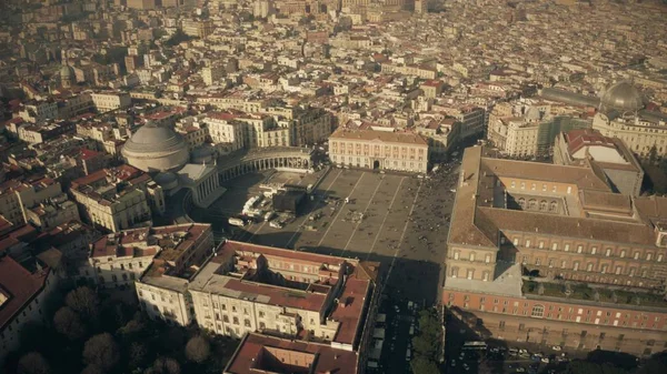 Letecký pohled na přeplněném náměstí Piazza del Plebiscito, Neapol, Itálie — Stock fotografie