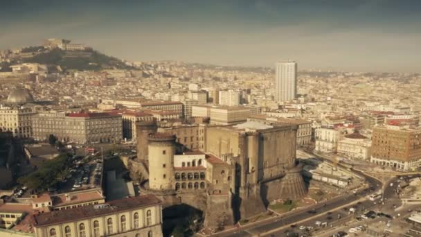 Вид с воздуха на замок Кастель Нуово в Неаполе, Италия — стоковое видео