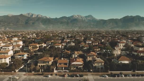 Luftaufnahme von Forte dei Marmi, einer der wichtigsten Destinationen, die die italienische Oberschicht anziehen. Italien — Stockvideo