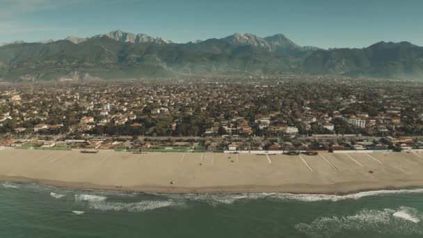 Vue aérienne de la plage de sable de Forte dei Marmi en hiver. Italie — Video