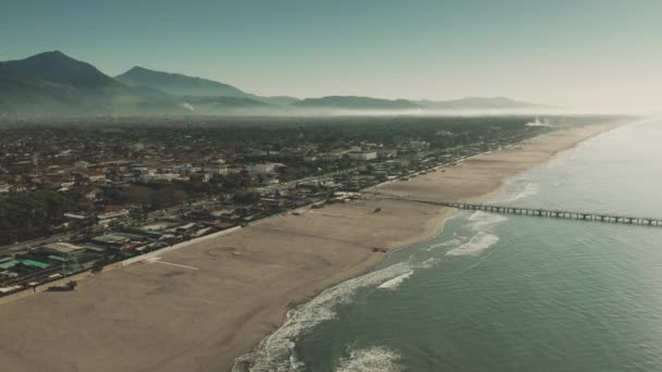 Luchtfoto van de zand strand van Forte dei Marmi. Italië — Stockvideo