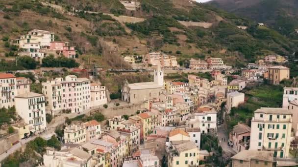 Tiro aéreo de belas casas em rochas da aldeia de Riomaggiore. Parque Nacional Cinque Terre, Itália — Vídeo de Stock