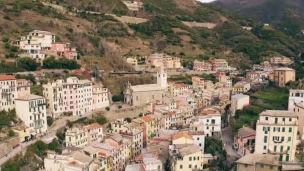 Foto aérea de hermosas casas en las rocas del pueblo de Riomaggiore. Parque nacional Cinque Terre, Italia — Vídeo de stock