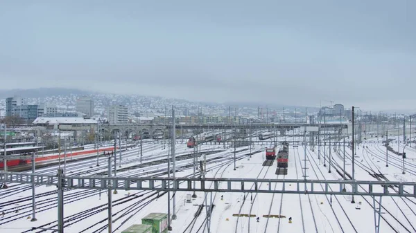 Trens e trilhos ferroviários na neve — Fotografia de Stock