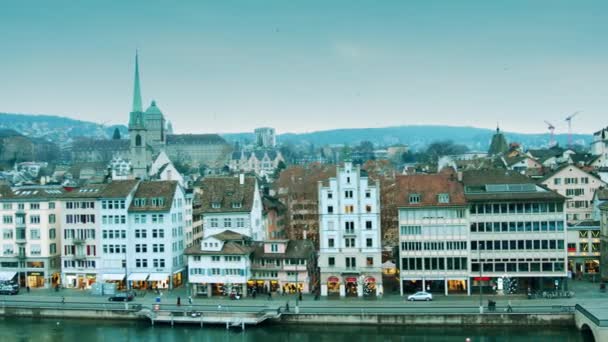 Zürich, Zwitserland - 15 December 2018. Limmat rivier Dijk in het centrum van de stad — Stockvideo