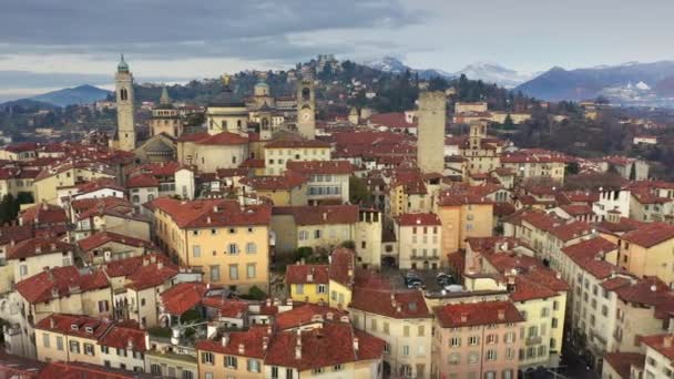 Вид с воздуха на старый укрепленный Верхний город Бергамо, Италия — стоковое видео