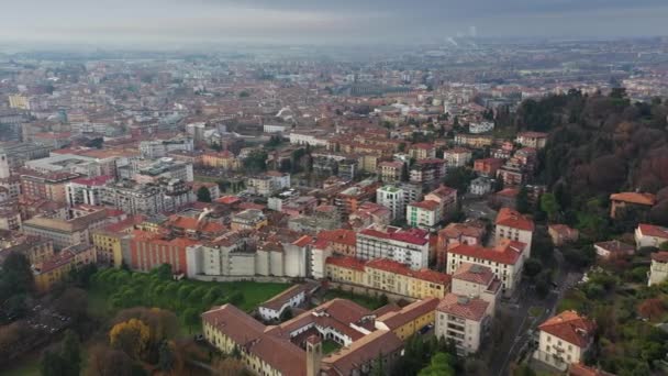 Vista aérea da paisagem urbana de Bergamo, Itália — Vídeo de Stock